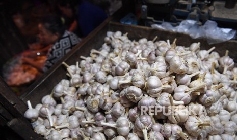 (Ilustrasi) Pedagang memilah bawang putih yang dijual di Pasar Keputran, Surabaya, Jawa Timur, Jumat (14/6/2019). Kebutuhan Provinsi Jawa Timur akan bawang putih hingga kini masih bergantung pada impor.