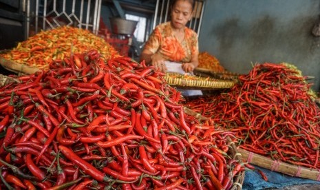 Pedagang memilah cabai daganganya di Pasar Legi, Solo, Jawa Tengah, Kamis (18/7/2019). 