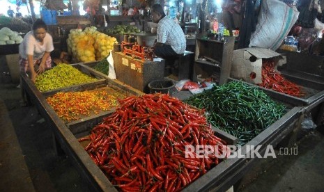 Pedagang memilah cabai di Pasar Senen, Jakarta Pusat, Senin (26/12). 