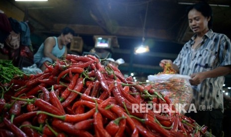 Pedagang memilah cabai di Pasar Senen, Jakarta, Rabu (4/1) malam. Harga cabai di sejumah pasar tradisional di Jakarta mengalami kenaikan. Terutama harga cabai rawit merah melonjak hingga Rp 130.000/Kilogramnya,hal ini disebabkan karena tingginya curah huja