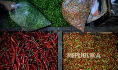 Pedagang memilah cabai di Pasar Senen, Jakarta, Rabu (4/1) malam. Harga cabai di sejumah pasar tradisional di Jakarta mengalami kenaikan. Terutama harga cabai rawit merah melonjak hingga Rp 130.000/Kilogramnya,hal ini disebabkan karena tingginya curah huja