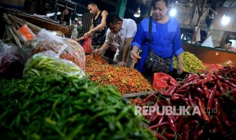 Pedagang memilah cabai di Pasar Senen, Jakarta, Rabu (4/1) malam. Harga cabai di sejumah pasar tradisional di Jakarta mengalami kenaikan. Terutama harga cabai rawit merah melonjak hingga Rp 130.000/Kilogramnya,hal ini disebabkan karena tingginya curah huja