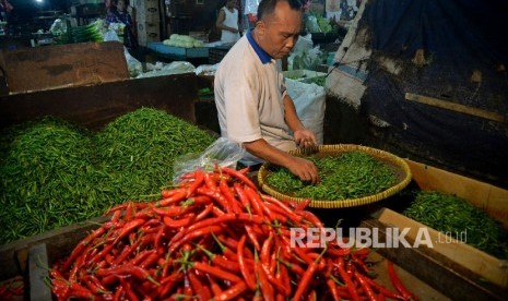 Pedagang memilah cabai di Pasar Senen, Jakarta, Rabu (4/1) malam. Harga cabai di sejumah pasar tradisional di Jakarta mengalami kenaikan. Terutama harga cabai rawit merah melonjak hingga Rp 130.000/Kilogramnya,hal ini disebabkan karena tingginya curah huja