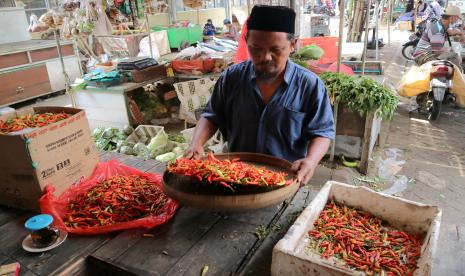 Pedagang memilah cabai rawit lapaknya pasar Mojoagung, Kabupaten Jombang, Jawa Timur. Wakil Ketua Asosiasi Agribisnis Cabai Indonesia (AACI) wilayah Jawa Timur, Nanang Triatmoko mengungkapkan terjadinya kenaikkan harga cabai rawit dan cabai merah besar di sejumlah pasar di Jatim. Permintaan yang meningkat disebut-sebut menjadi penyebab naiknya harga komoditas ini.