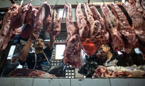 Pedagang memilah daging sapi di Pasar Senen, Jakarta, Senin (1/7/2019). 