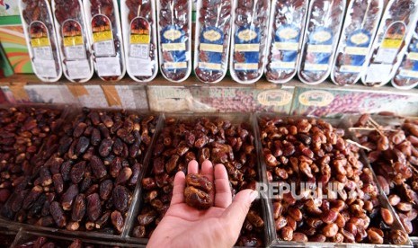 Pedagang memilah kurma yang dijual di Jalan KH Mas Mansyur, Tanah Abang, Jakarta Pusat, Selasa (15/5).