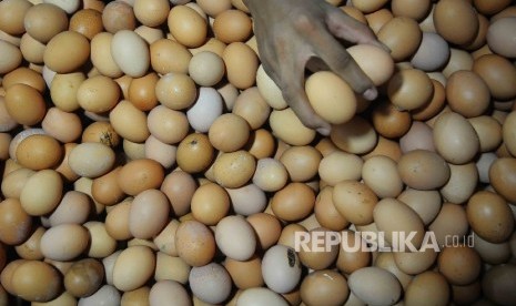 Pedagang memilah telur ayam di Pasar Senen Jakarta Pusat, Kamis (4/2).