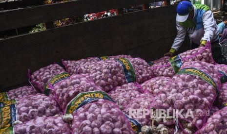 Pedagang memilih bawang putih saat operasi pasar di Pasar Kosambi, Kota Bandung, Jumat (10/5).