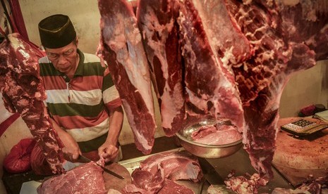 Pedagang memotong daging sapi di los basah Pasar Senen Blok III, Jakarta, Kamis (3/5). 