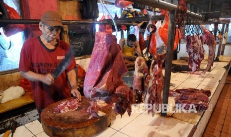  Pedagang memotong daging sapi di Pasar Grogol, Jakarta Barat, Selasa (27/12). 