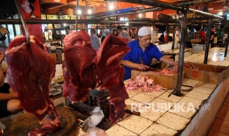 Pedagang memotong daging sapi di pasar tradisional. ilustrasi