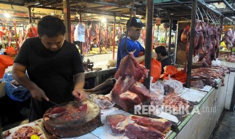  Pedagang memotong daging sapi di Pasar Senen Jakarta Pusat, Kamis (4/2).