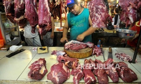  Pedagang memotong daging sapi di Pasar Senen, Jakarta, Senin (9/5). (Republika/Agung Supriyanto)