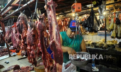  Pedagang memotong daging sapi di Pasar Senen, Jakarta, Senin (9/5). (Republika/Agung Supriyanto)