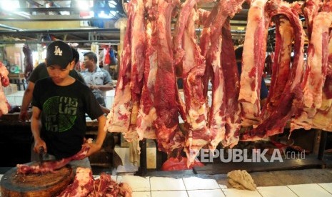  Pedagang memotong daging sapi di Pasar Senen Jakarta, Senin (10/10). 