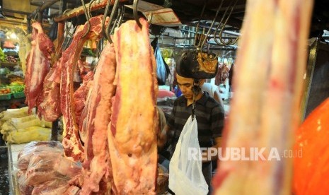 Pedagang memotong daging sapi di Pasar Senen, Jakarta, Ahad (30/10).