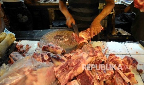 Pedagang memotong daging sapi di Pasar Senen, Jakarta, Ahad (30/10).