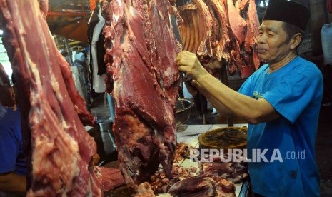 Pedagang memotong daging sapi di Pasar Senen Jakarta Pusat, Kamis (4/2).