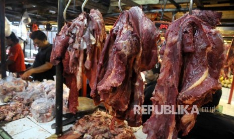 Pedagang memotong daging sapi di Pasar Senen Jakarta Pusat, Kamis (4/2). 