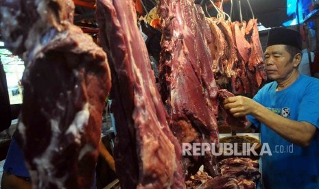 Pedagang memotong daging sapi di Pasar Senen Jakarta Pusat, Kamis (4/2).