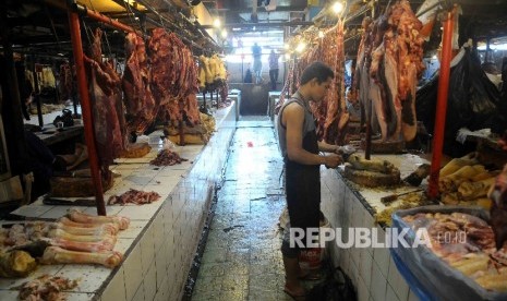 Pedagang memotong daging sapi di Pasar Senen, Jakarta, Senin (9/5). (Republika/Agung Supriyanto)