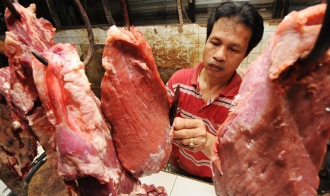 Pedagang memotong daging sapi lokal dagangannya di Pasar Minggu, Jakarta, Kamis (18/7). Penolakan pedagang terhadap daging impor milik Bulog terjadi di sejumlah pasar di Jakarta. Selain stok masih ada, pedagang beralasan kualitas daging impor milik Bulog k