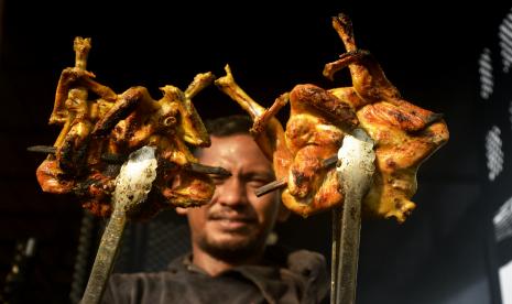 Pedagang memperlihatkan ayam tolak pinggang jualannya di Warung Daeng Kio, Kecamatan Bajeng, Kabupaten Gowa, Sulawesi Selatan, Kamis (14/4/2022). Untuk membantu para pelaku UMKM kuliner meningkatkan penjualannya serta menjangkau lebih banyak konsumen melalui iklan, GrabAds memberikan beberapa kiat.