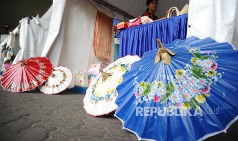  Pedagang mempersiapkan barang saat di gelar bazar UMKM di stasiun Gambir, Jakarta, Rabu (28\12). 