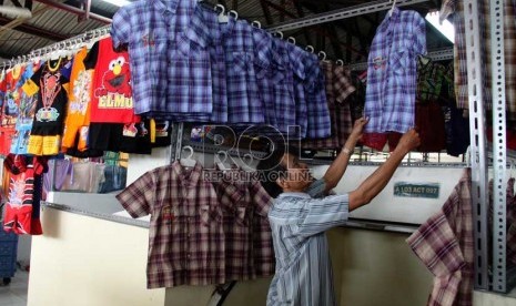   Pedagang mempersiapkan dagangannya pada hari pertama berjualan di Blok G Pasar Tanah Abang, Jakarta Pusat, Senin (2/9).   (Republika/Yasin Habibi)