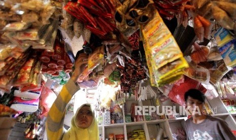  Pedagang menata bahan makanan di kiosnya di Pasar Palmerah,Jakarta, Senin (4/9). 