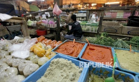 Pedagang menata bahan makanan di kiosnya di Pasar Palmerah,Jakarta. ilustrasi 