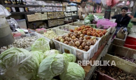 Pedagang menata bahan makanan di kiosnya di Pasar Palmerah, Jakarta. Pasar Palmerah akan ditutup selama tiga hari ke depan terhitung mulai Kamis (25/6). Ilustrasi.