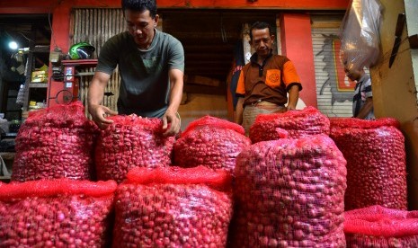 Pedagang menata Bawang Merah di Pasar Bitingan, Kudus, Jawa Tengah, Senin (1/3).