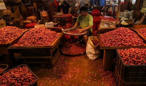 Pedagang menata bawang merah di Pasar Induk, Kramat Jati, Jakarta. Ikatan Pedagang Pasar Indonesia (Ikappi) menyampaikan, kenaikan harga BBM dipastikan akan berdampak pada kenaikan harga pangan pokok masyarakat secara nasional. Kenaikan harga pangan diproyeksi akan terasa sepekan setelah pemerintah menaikkan harga BBM sejak Sabtu (3/9/2022).