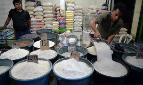 Pedagang menata beras di agen beras Pasar Rumput, Jakarta Selatan, Senin (23/2). 