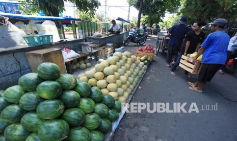 Pedagang menata buah-buahan di Pasar Kebayoran Lama, Jakarta, Rabu (6/4/2022). Menurut pedagang setempat, saat memasuki bulan Ramadhan, permintaan buah lokal untuk kebutuhan berbuka puasa meningkat 70 persen dibandingkan bulan biasanya.  Konsumsi Makanan Ini Agar Tetap Terhidrasi Selama Puasa