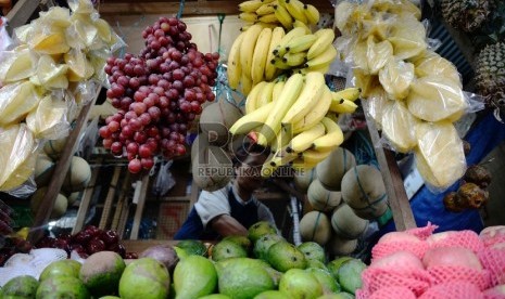 Pedagang menata buah di Pasar Senen, Jakarta, Rabu (4/2). (Republika/ Yasin Habibi)