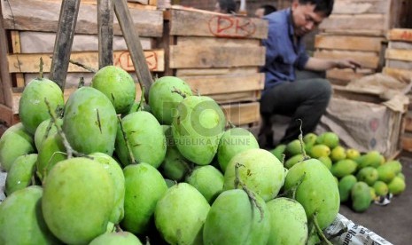 Pedagang menata buah lokal di Pasar Induk Kramat Jati, Jakarta, Jumat (29/8).(Prayogi/Republika)