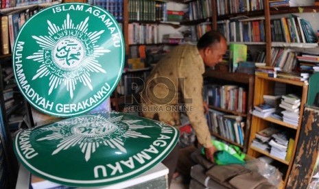  Pedagang menata buku di salah satu toko di Gedung Dakwah Muhammadiyah, Jakarta, Selasa (20/10).