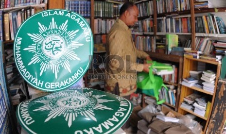  Pedagang menata buku di salah satu toko di Gedung Dakwah Muhammadiyah, Jakarta, Selasa (20/10).