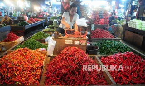 Pedagang menata cabai di pasar.