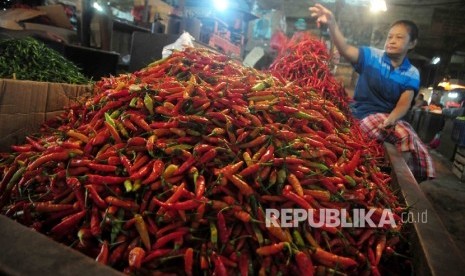 Pedagang menata cabai d Pasar Senen, Jakarta Pusat, Kamis (11/8). (Republika/Agung Supriyanto)