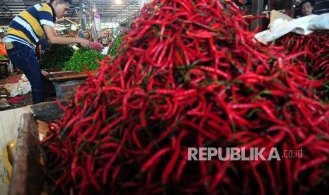  Pedagang menata cabai di Pasar Induk Kramat Jati, Jakarta, Senin (7/3). 