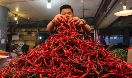 Pedagang menata cabai merah di Pasar Raya Padang, Sumatera Barat, Senin (7/3/2022). Padang Panjang Lakukan Tiga Hal Ini untuk Tekan Inflasi