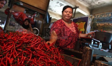 Pedagang menata cabai merah di Pasar Senen, Jakarta Pusat, Selasa (6/8).  (Republika/Adhi Wicaksono)