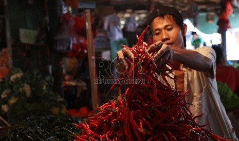 Pedagang menata cabai merah di Pasar Senen, Jakarta Pusat, Selasa (6/8).  (Republika/Adhi Wicaksono)