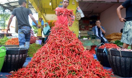 Pedagang menata cabai merah di pasar tradisional Peunayung, Banda Aceh, Aceh, Rabu (19/6/2019).