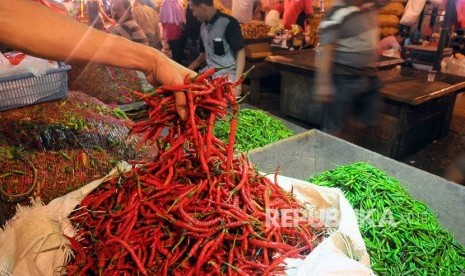  Pedagang menata cabai merah keriting di Pasar Induk Kramatjati, Jakarta, Kamis (13/10).