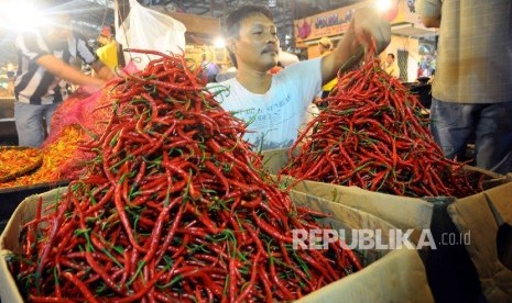  Pedagang menata cabai merah keriting di Pasar Induk Kramatjati, Jakarta, Kamis (13/10).