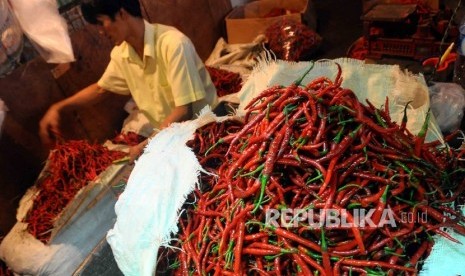 Pedagang menata cabai merah keriting di Pasar Induk Kramatjati, Jakarta, Kamis (13/10). Harga cabai merah keriting melonjak drastis di pasar tradisional, saat ini cabai merah keriting dijual antara Rp 55 ribu perkilo hingga Rp 60 ribu per kilo. Kenaikan ha